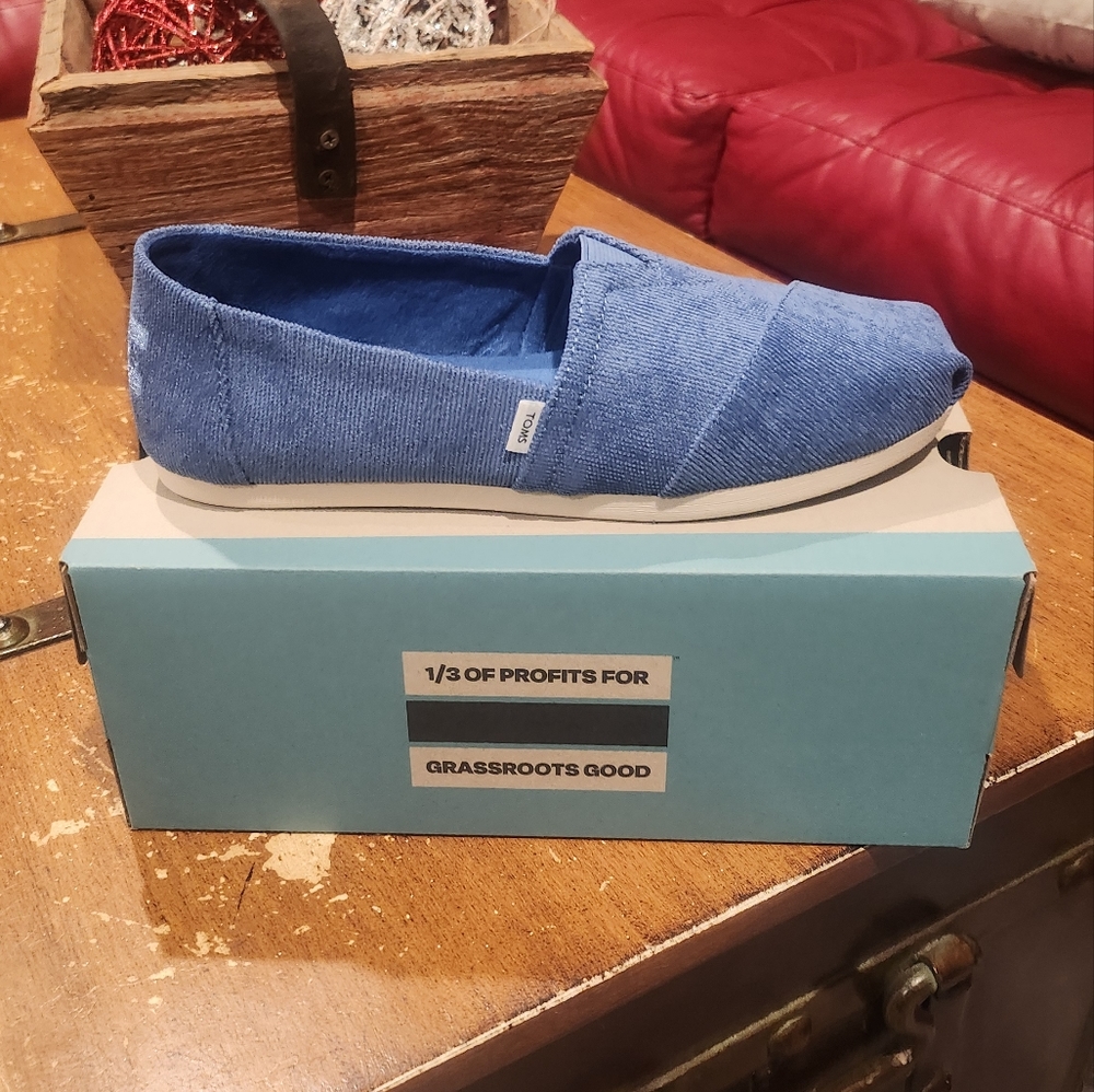 Womans size 6 Toms